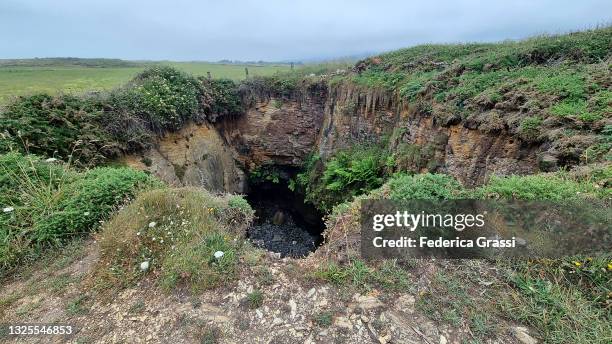 sinkhole near praia das catedrais or playa de las catedrales, foz - erdfall stock-fotos und bilder