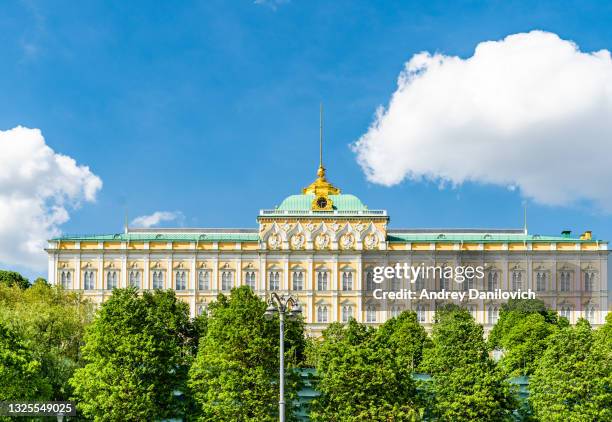 el gran palacio del kremlin en moscú, rusia. - palacio estatal del kremlin fotografías e imágenes de stock