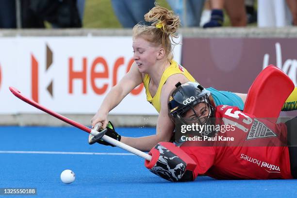 Grace O’Hanlon of the Black Sticks blocks a shot by Amy Lawton of the Hockeyroos in the shoot out during the FIH Pro League match between the...
