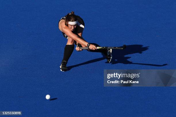 Tessa Jopp of the Black Sticks passes the ball passes the ball during the FIH Pro League match between the Australian Hockeyroos and the New Zealand...