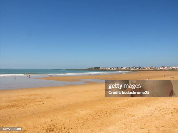 este es el balneario turístico de saint-gilles-croix-de-vie en el departamento de vendée, región de pays de la loire, oeste de francia. es un día caluroso y soleado en verano y hay turistas y turistas de vacaciones disfrutando del sol. - vendée fotografías e imágenes de stock