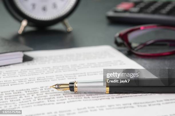 agreement - document juridique photos et images de collection