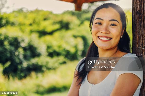 portrait of a mongolian woman - mogelijk stockfoto's en -beelden