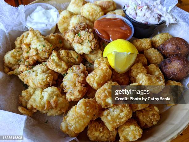 fried oysters - gefrituurd stockfoto's en -beelden