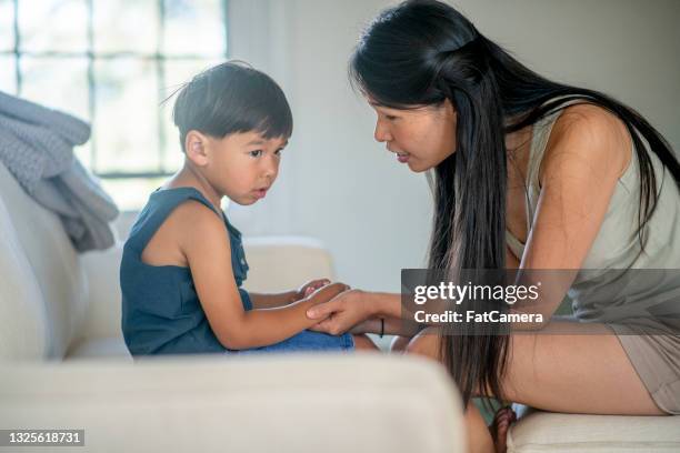 mutter lehrt ihrem sohn eine schwierige lektion - submissive asian stock-fotos und bilder