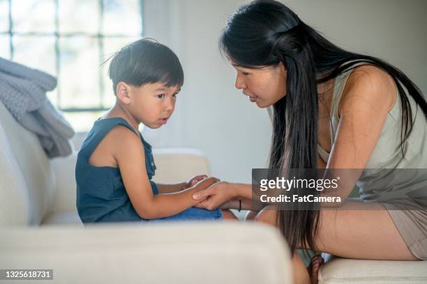 la madre insegna a suo figlio una lezione difficile - penalty foto e immagini stock
