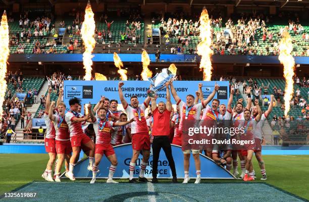 Stephen Lewies, Mike Brown and Alex Dombrandt of Harlequins lift the Gallagher Premiership Trophy following victory during the Gallagher Premiership...