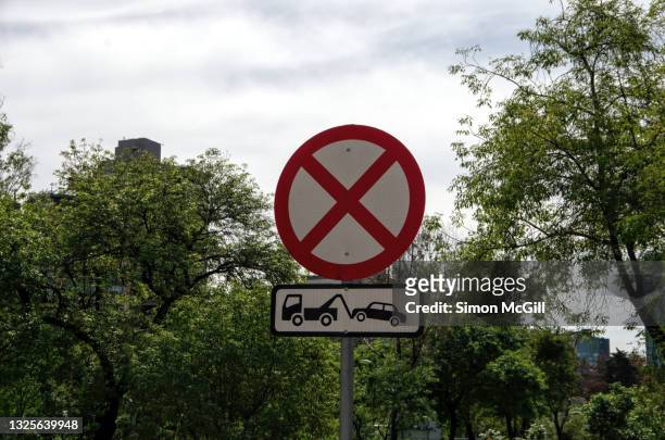 no stopping, tow away zone road warning signs - car towing imagens e fotografias de stock