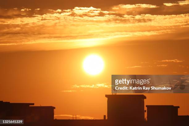 golden sunrise above the city - calor fotografías e imágenes de stock