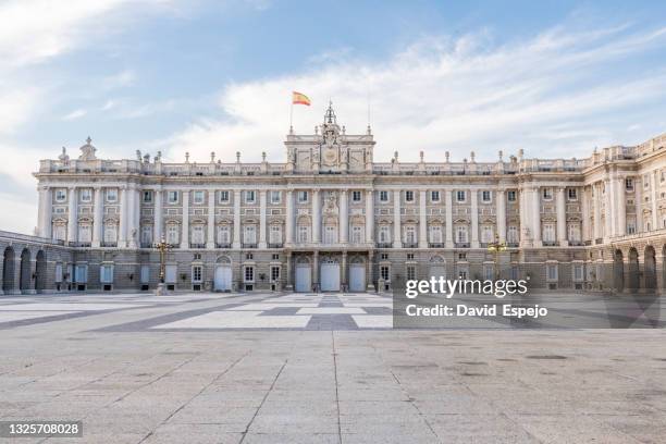 royal palace of madrid - drapeau espagnol photos et images de collection