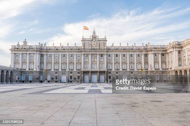 royal palace of madrid - koninklijk paleis van madrid stockfoto's en -beelden