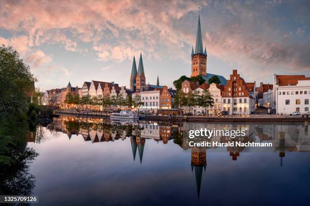 old town and river trave, lübeck, schleswig-holstein, germany - alemania fotografías e imágenes de stock