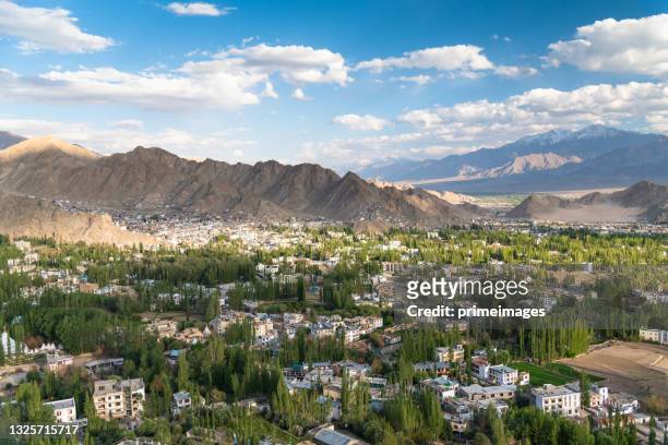 panoramablick auf die altstadt von leh in ladakh, indien - leh district stock-fotos und bilder