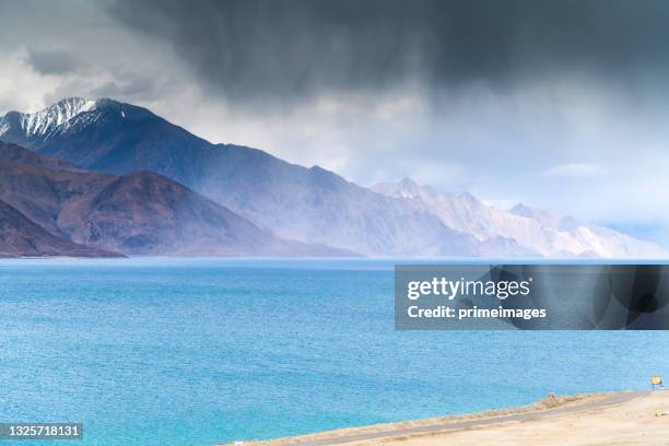 misty day view with pangong lake, is an endorheic lake in the himalayas ,india - pangong lake stockfoto's en -beelden