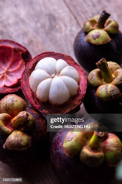 mangosteen fruit on wooden table - mangosteen stockfoto's en -beelden