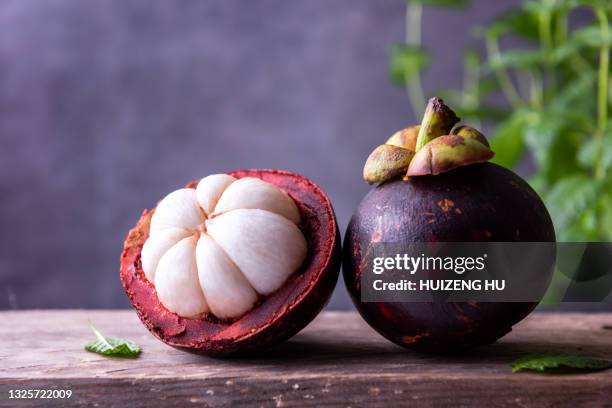 mangosteen fruit on wooden table - mangosteen stockfoto's en -beelden