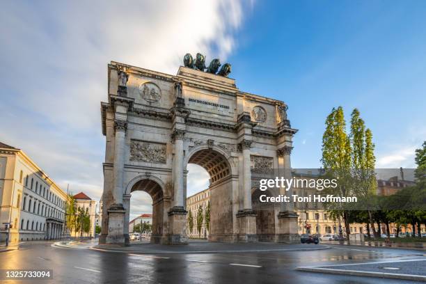 victory gate at sunset in munich bavaria germany - münchen stockfoto's en -beelden