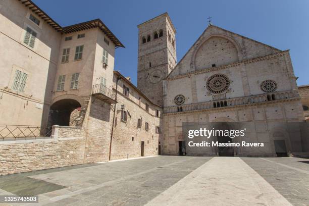 san rufino cathedral in assisi, umbria - brick cathedral stock pictures, royalty-free photos & images