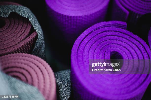 closeup of rolled up yoga mat - tatame equipamento para exercícios - fotografias e filmes do acervo