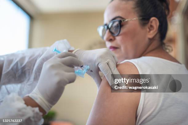 infermiera vaccinata a casa - vaccino antinfluenzale foto e immagini stock