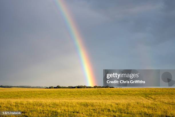 rainbow over salisbury plain, wiltshire, uk - s rain or shine stockfoto's en -beelden