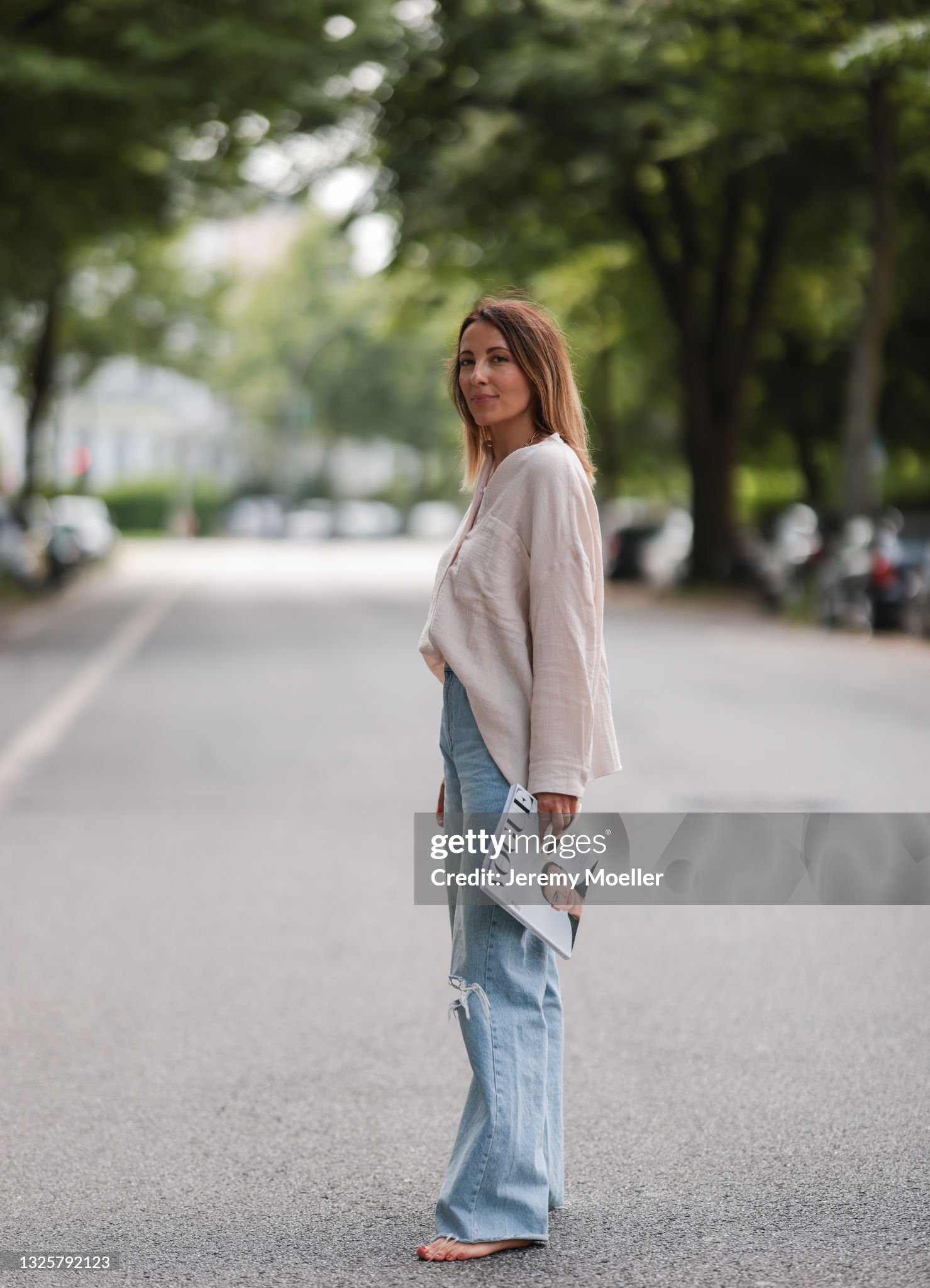 https://media.gettyimages.com/id/1325792123/es/foto/hamburg-germany-elise-soho-wearing-light-pink-soho-studios-linen-shirt-and-blue-zara-destroyed.jpg?s=2048x2048&w=gi&k=20&c=-GPbvqdLMcNrJwN_oEJMZdWQeCifxDyrYHKPYa26Dig=