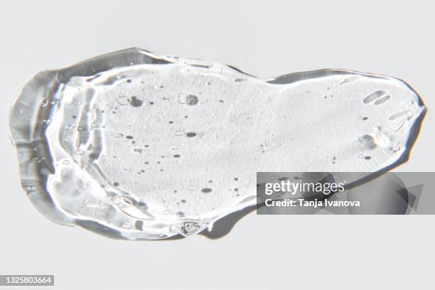 transparent drop of gel on white background. liquid hyaluronic acid gel. flat lay, top view, copy space - gel pour les cheveux photos et images de collection