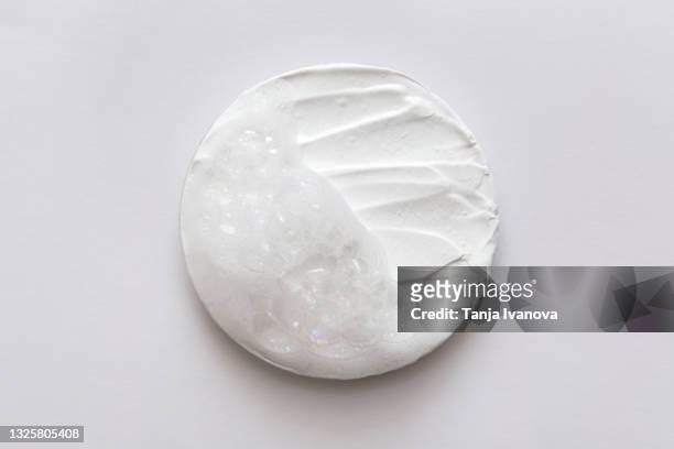 liquid textured white facial foam creamy bubble soap isolated on white background. - foam material stockfoto's en -beelden