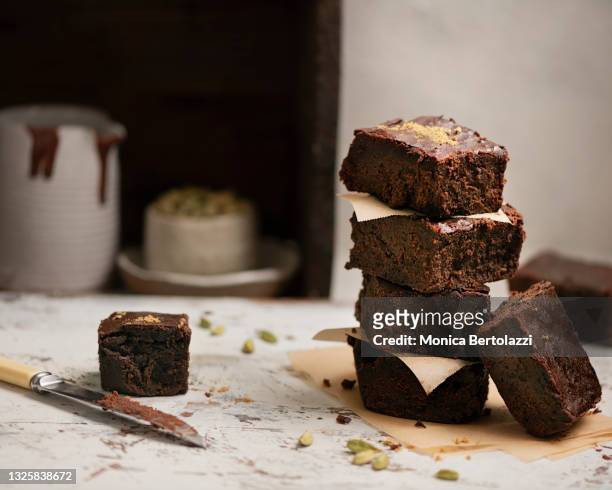 chocolate brownies on wooden board - chocolate souffle stock-fotos und bilder