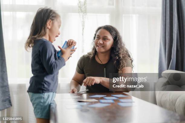 jouer aux cartes avec son fils, jeu de loisirs. - maori photos et images de collection