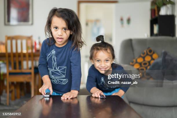 子供たちはおもちゃの車で遊びます。 - マオリ族 ストックフォトと画像