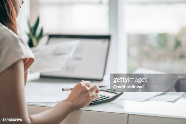 doing taxes - assessment stockfoto's en -beelden