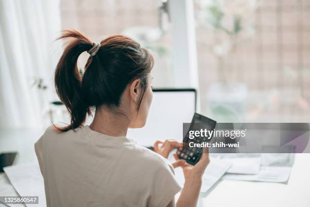 doing taxes - tax return stockfoto's en -beelden