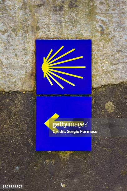 camino de santiago arrow in galicia - santiago de compostela stockfoto's en -beelden