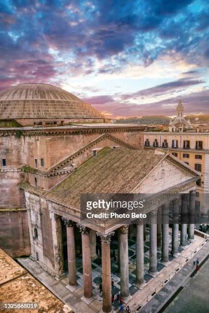 el majestuoso panteón romano al atardecer desde los tejados del corazón histórico de roma - panteón de agripa fotografías e imágenes de stock