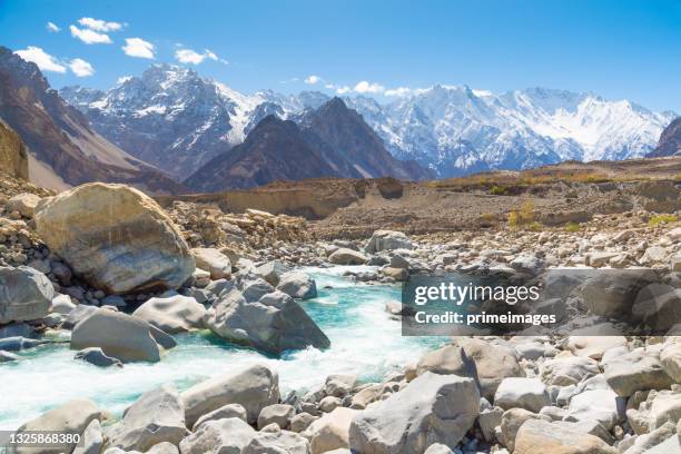 magischer blauwasser-attabad-see in gojal, hunza-tal in pakistan. - hunza valley stock-fotos und bilder