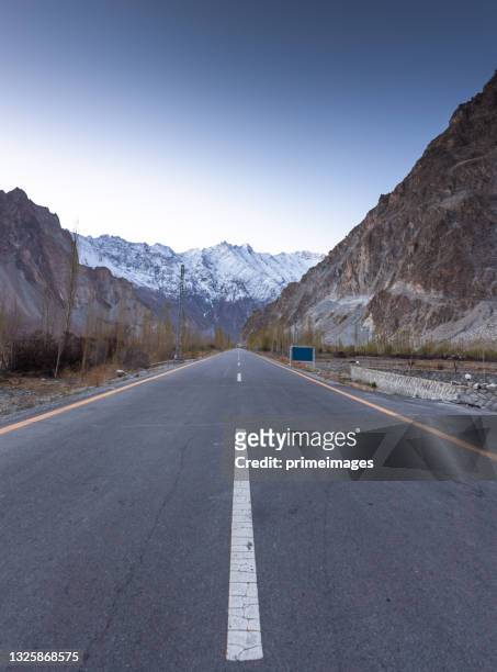 leerer karakorum highway mit blauem himmel reisen sie nach nordpakistan, umgeben von bergen - k2 mountain stock-fotos und bilder