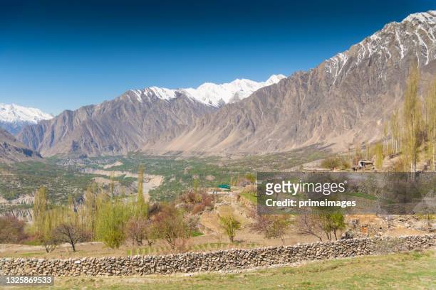 panorama-attabad-see und grüne frühlingssaison in gojal, hunza-tal in pakistan. - hunza valley stock-fotos und bilder