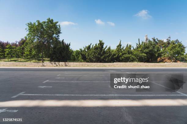 empty parking lot - stationnement photos et images de collection