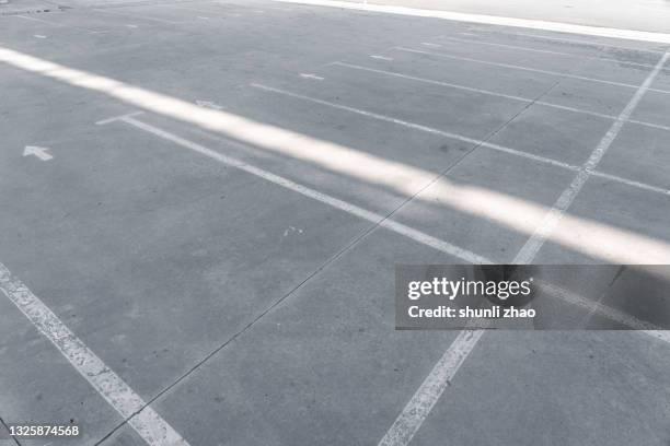 full frame shot of parking space - parkplatz leer stock-fotos und bilder