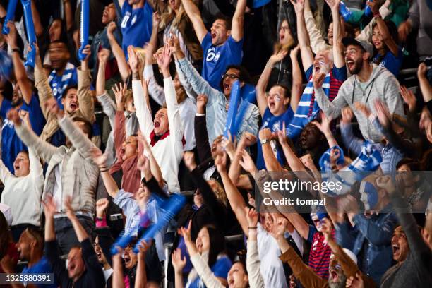 spettatori tifano per uno stadio per la squadra azzurra - incitare foto e immagini stock