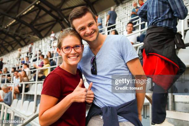 portrait d’un jeune couple lors d’un événement sportif - couple concert photos et images de collection