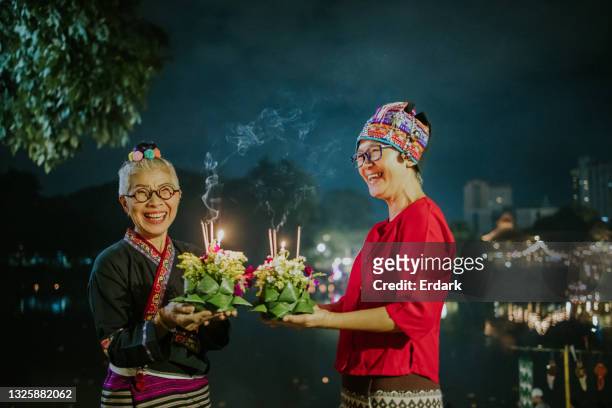 aposentadoria mulheres turista com loy krathong festival-stock foto - loi krathong - fotografias e filmes do acervo