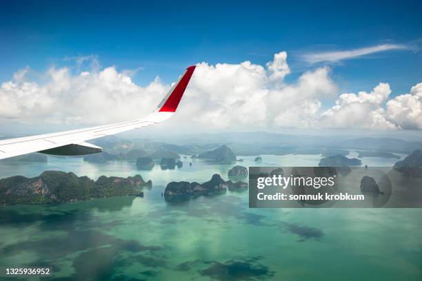 island bay from airplane - aircraft wing stock pictures, royalty-free photos & images
