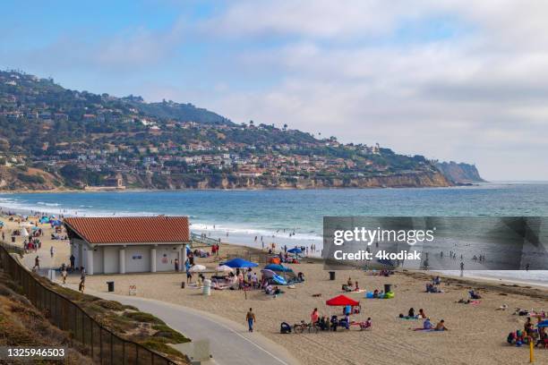 weekend crowd at redondo beach in california - redondo beach califórnia imagens e fotografias de stock