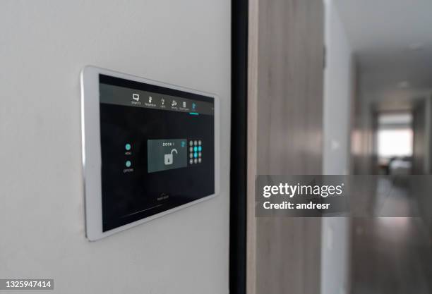 close-up on an automated security system at a house - beveiligingssysteem stockfoto's en -beelden