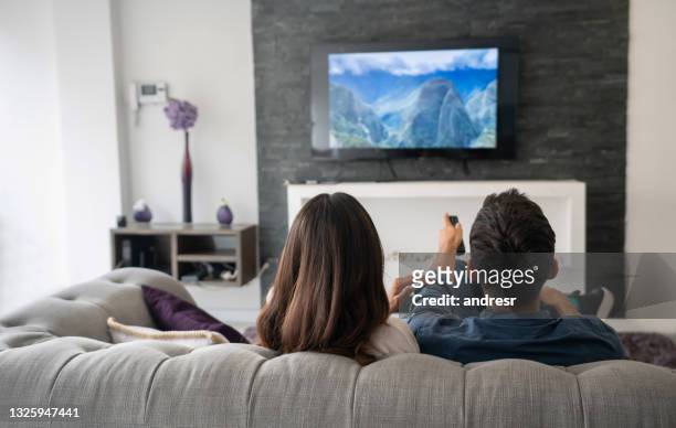 couple at home watching tv in the living room - 睇電視 個照片及圖片檔