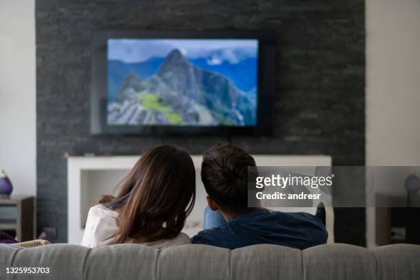 映画を見て自宅でロマンチックなデートのカップル - テレビ放送 ストックフォトと画像