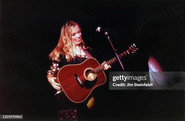 Singer Rickie Lee Jones performs at Northrup Auditorium in Minneapolis, Minnesota on June 29, 1990.