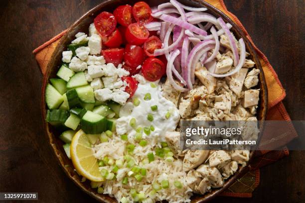 huhn souvlaki schale - griechischer salat stock-fotos und bilder